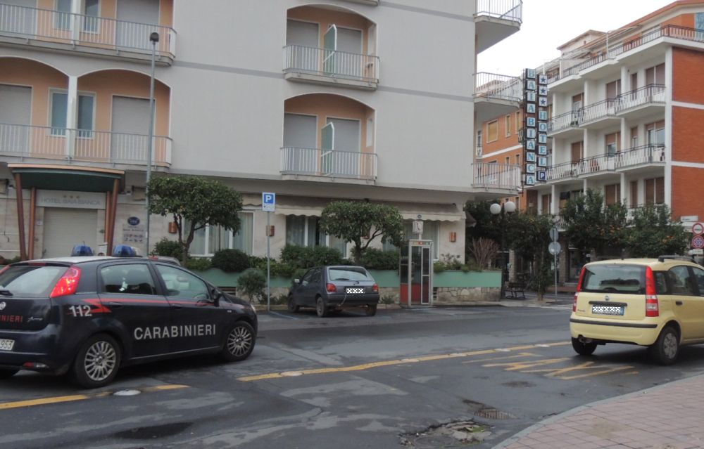 Abita a Diano Calderina il 22enne accoltellato. Le sue condizioni sono stazionarie, confermata la lite, si cerca l’aggressore tra le amicizie