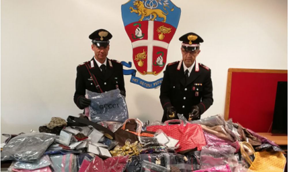 blitz dei Carabinieri al mercato di Sanremo, un arresto e sequestrati centinaia di capi  contraffatti