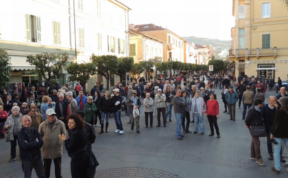 Meno abitanti a Diano Marina, ma gli stranieri diminuiscono il doppio degli italiani. Tutti i dati sulla popolazione