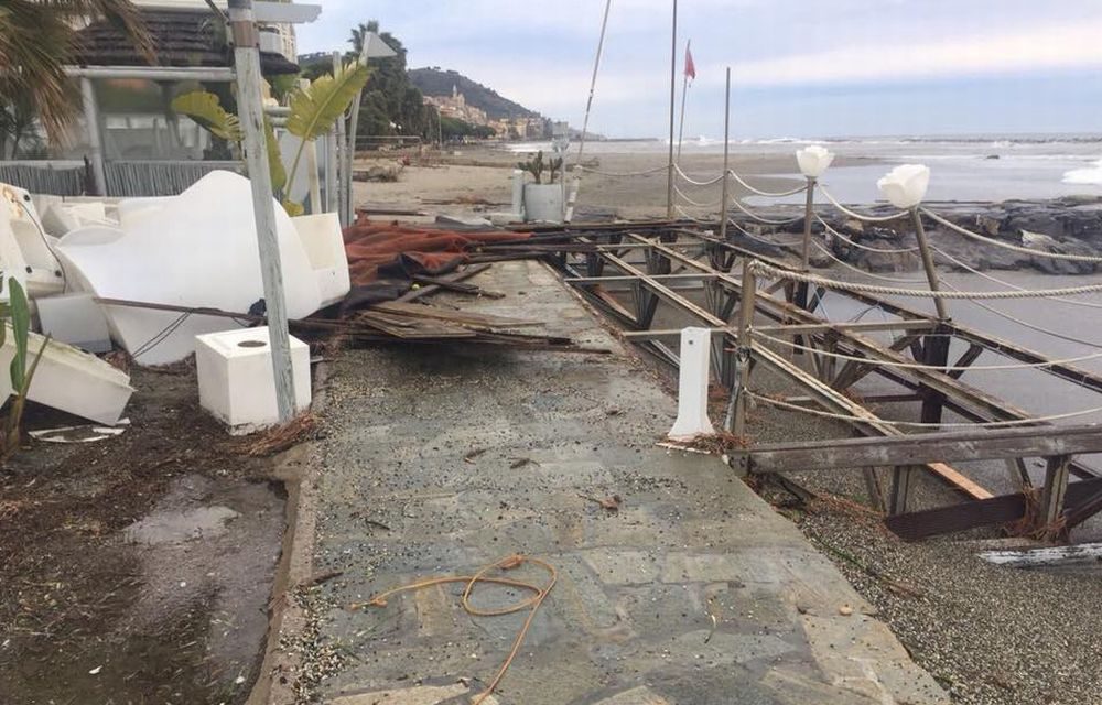 Nel Golfo dianese si contano i danni dell’inconsueta e particolare mareggiata. Le immagini di Guerino de Marco dei Bagni Ponterosso