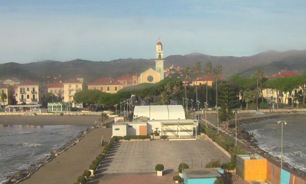 Domenica a Diano Marina, parcheggi gratis, sole, caldo e inaugurazione di due nuovi negozi