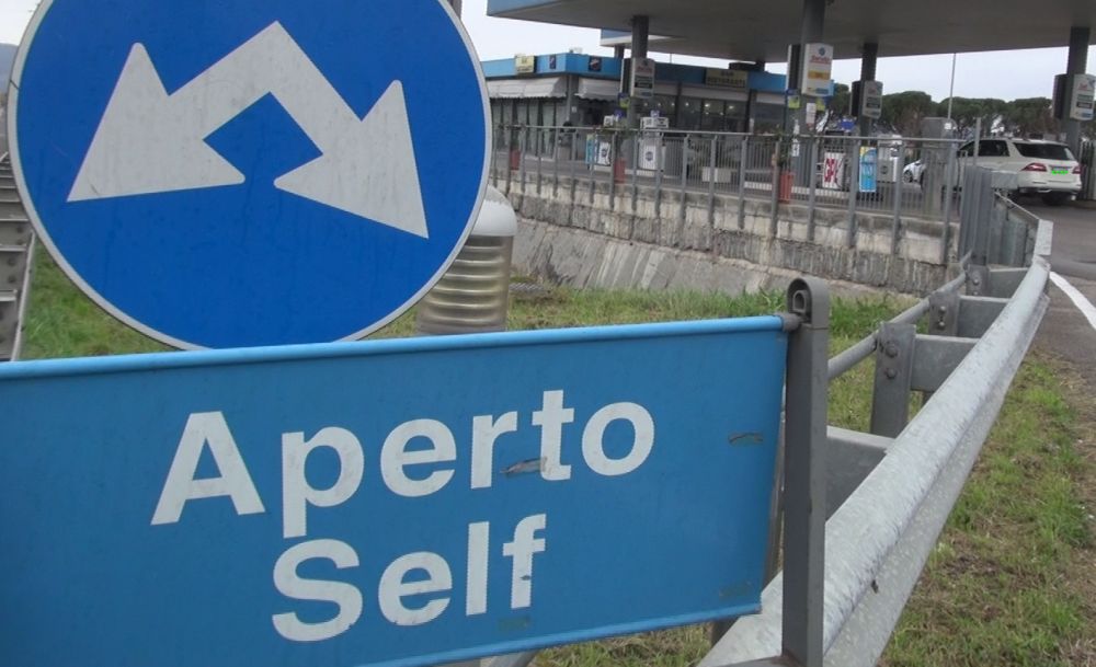 Donna tortonese minacciata con un coltello e rapinata da due nordafricani mentre fa benzina al distributore automatico