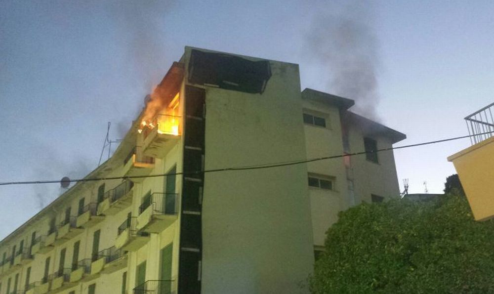 Fiamme nell’ex hotel Teresa di Diano Marina. L’incendio sembra causato da extracomunitari che abitavano dentro. Le immagini