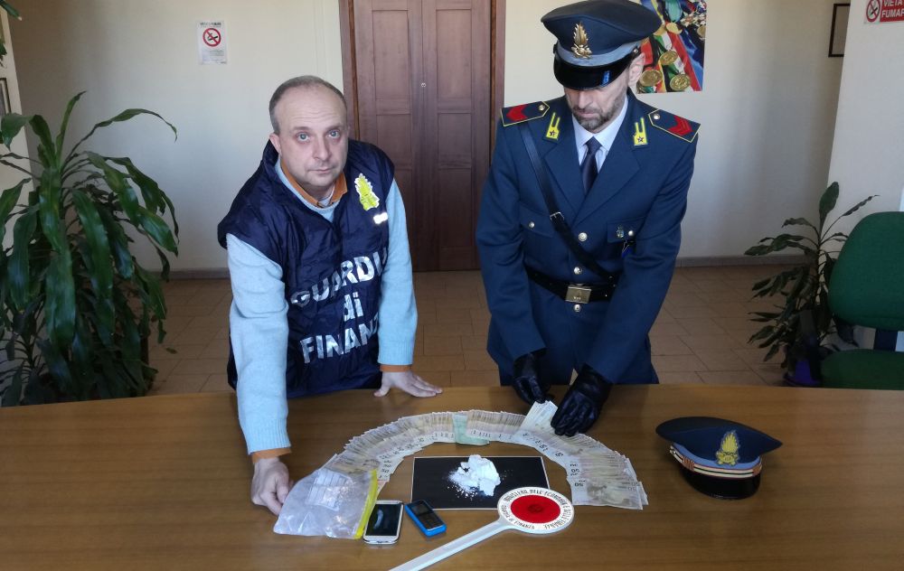 La Finanza infligge un colpo secco allo spaccio di droga a Novi Ligure con arresti e denunce