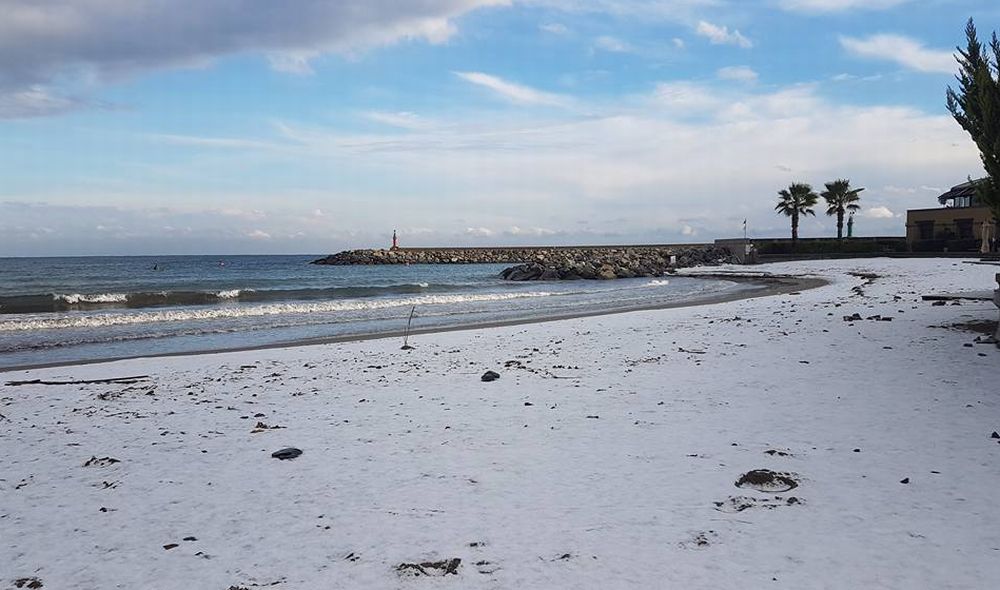 Ad Imperia ecco la neve sulla spiaggia, fenomeno raro e sempre suggestivo