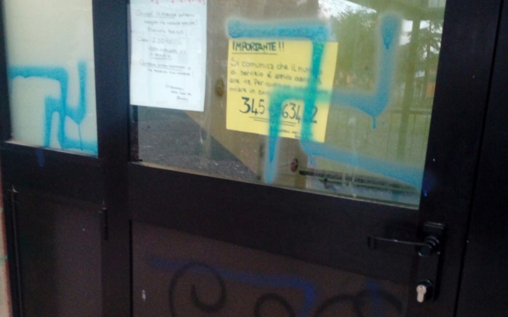 Svastiche naziste sulla casa dei bambini a Tortona! Il Comune interviene a coprirle ma il caso è emblematico