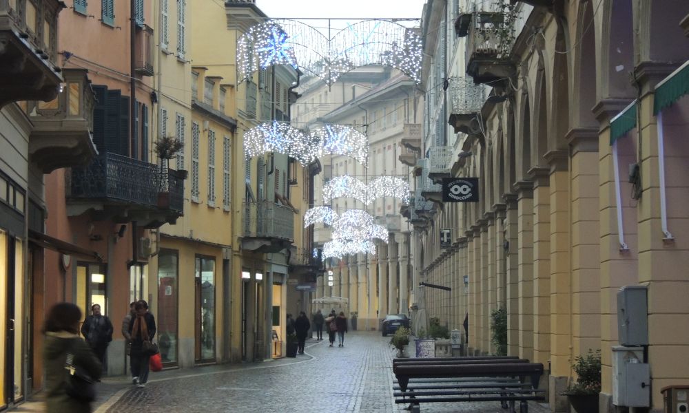 Tortona ha acceso le luminarie pagate da Simecom, la città è più bella./le immagini