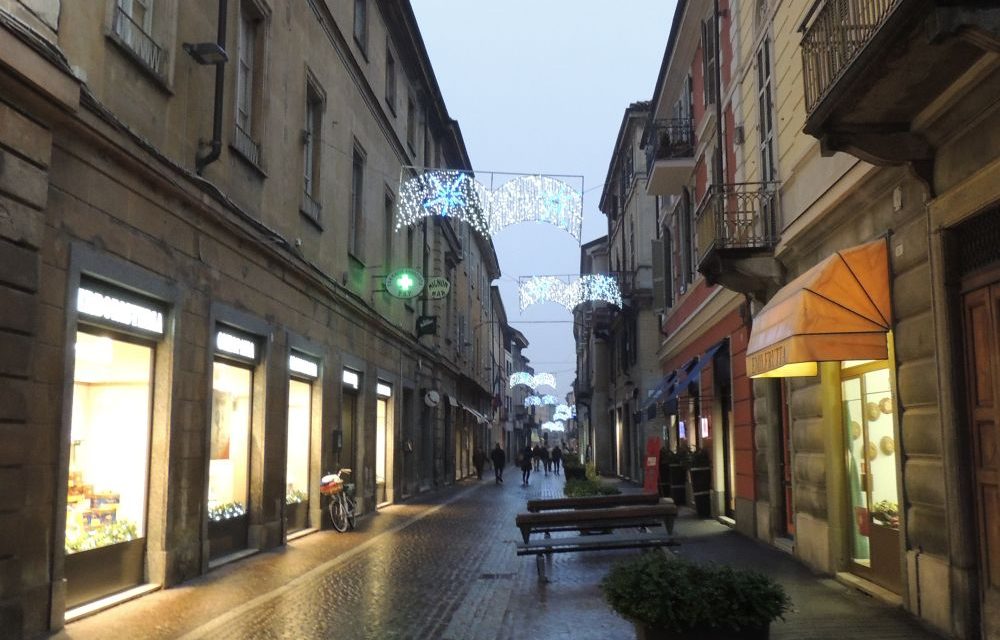 E’ inutile che i commercianti di Tortona si lamentino per lo scarso successo dei saldi: non ci sono soldi e la gente acquista la merce dove costa meno