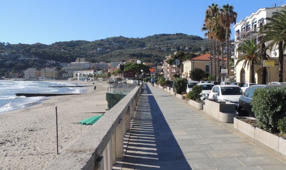 Problemi di un lettore verso il Comune di Diano Marina per un buco in una strada