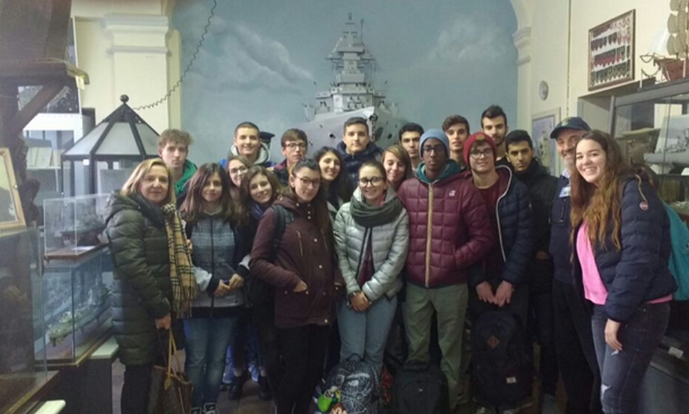 Una classe del Marconi in visita al Museo del mare di Tortona