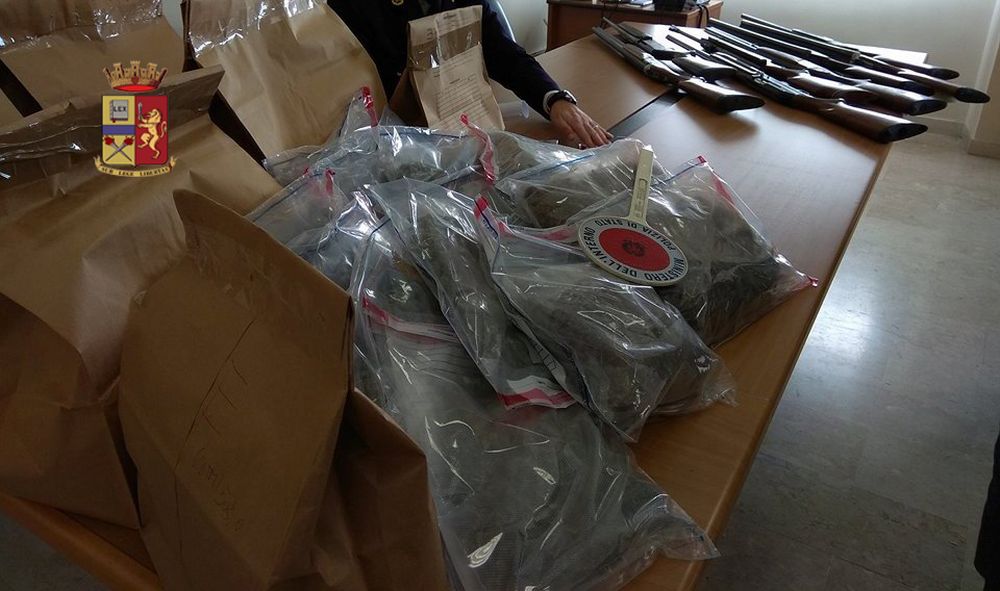 A Diano Castello la polizia sequestra droga e armi e arresta Antonio De Marte