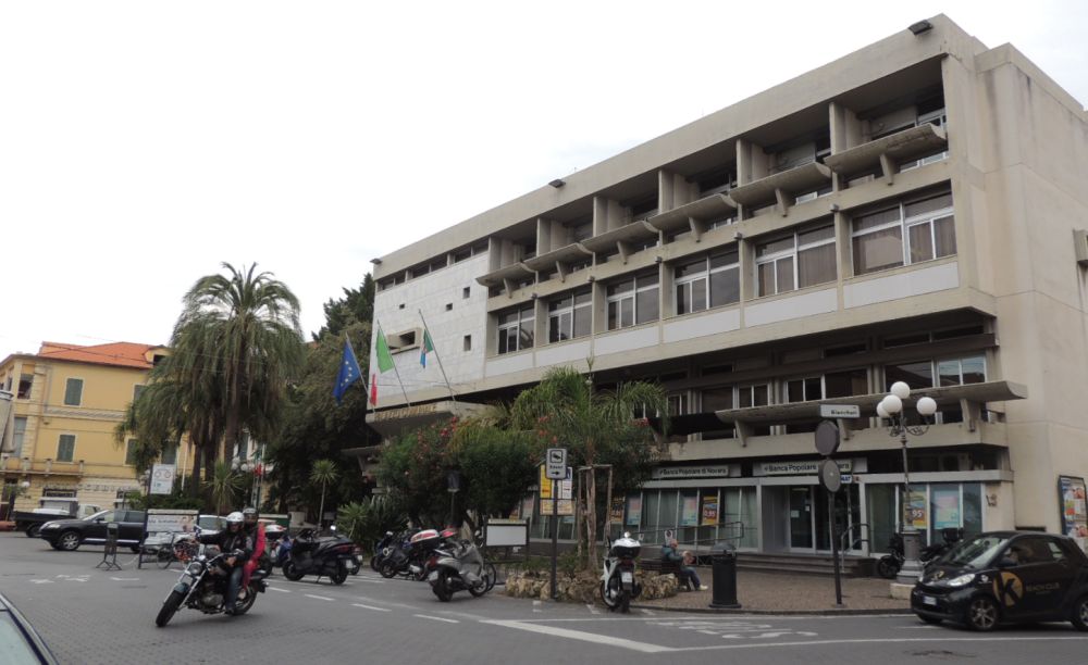 A Diano Marina il traffico difficoltoso per le “4 strade” con senso unico alternato si protrarrà fino al…