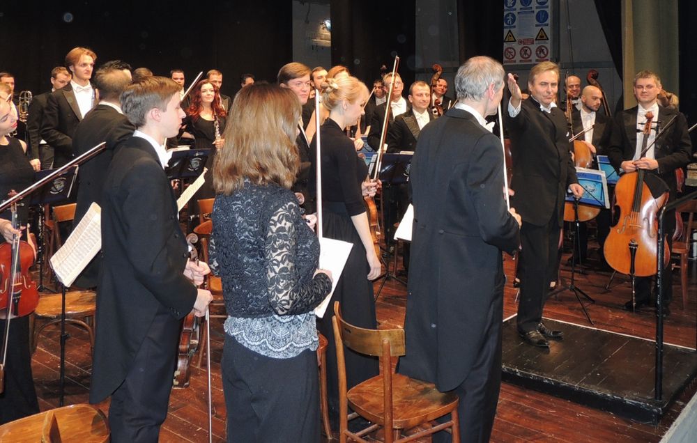 Teatro Civico di Tortona pieno per il concerto natalizio dell’orchestra Ucraina e Ridotto gremito per gli auguri degli Amici della Musica