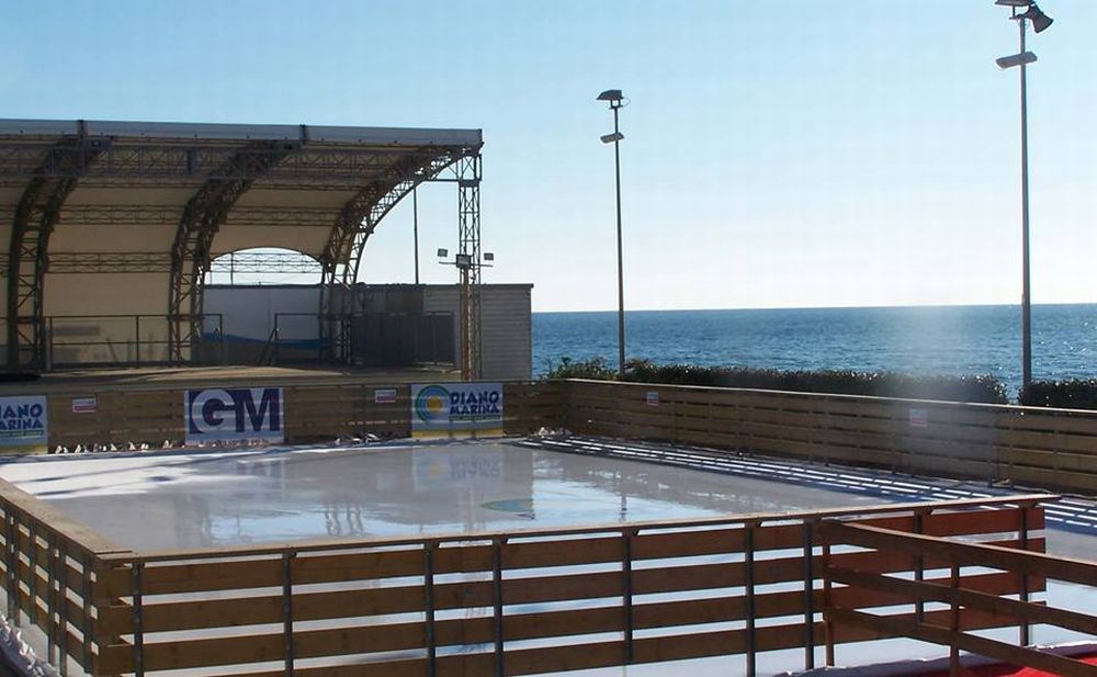 A Diano Marina inaugurata una bellissima pista di ghiaccio sul mare