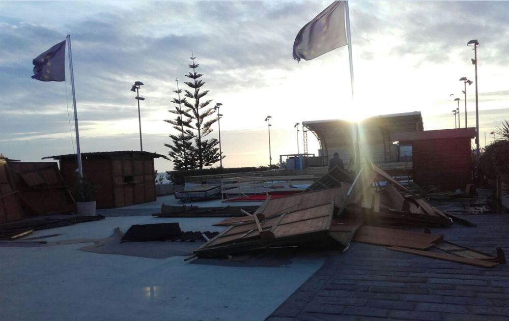 Vento e maltempo fanno slittare di una settimana l’inaugurazione della suggestiva pista di ghiaccio sul mare a Diano Marina