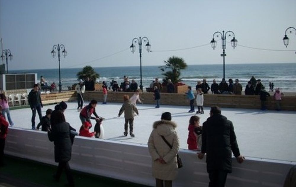 Novità a Diano Marina: la prossima settimana si inaugura una pista di ghiaccio sul mare