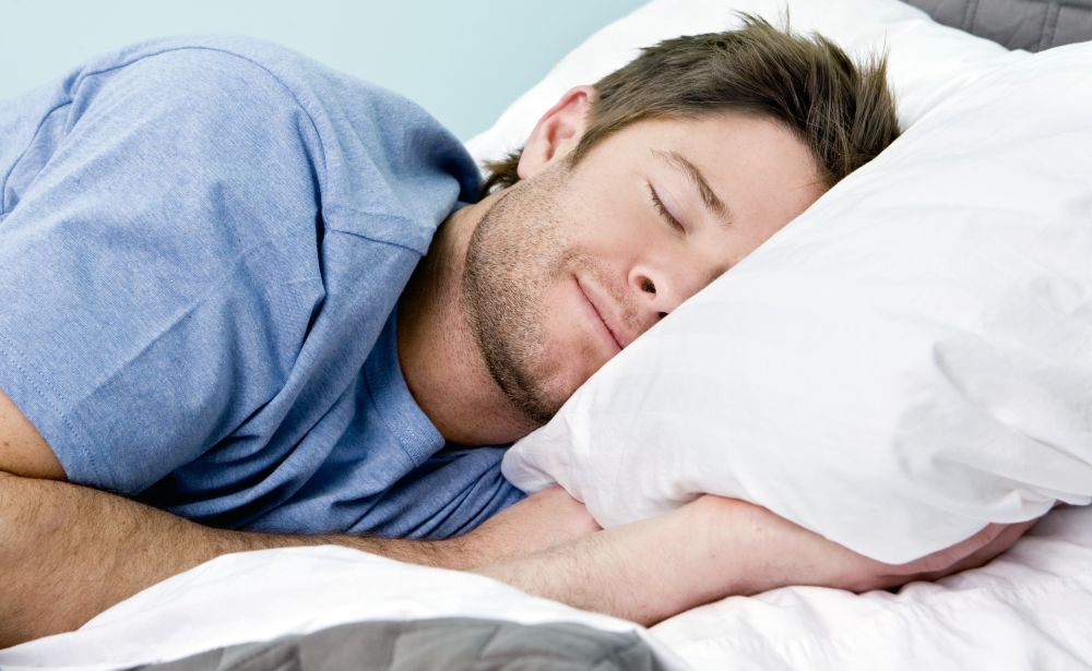 uomo che dorme nel letto dormiglione | Oggi Cronaca