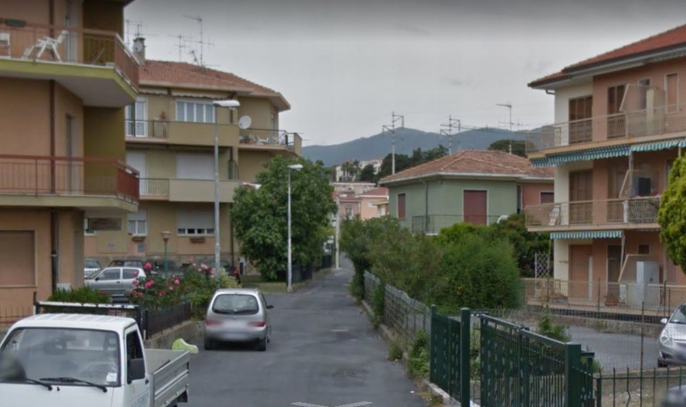 Pensionato di Diano Marina precipita da una palazzina in via Colombera, è grave al Santa Corona