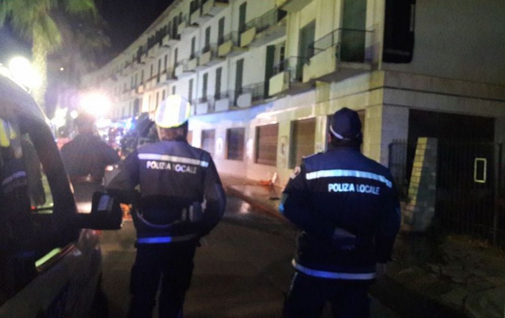 Spento l’incendio all’ex hotel Teresa di Diano Marina con i Vigili Urbani che hanno chiuso la strada per circa tre ore. Diversi danni alla struttura