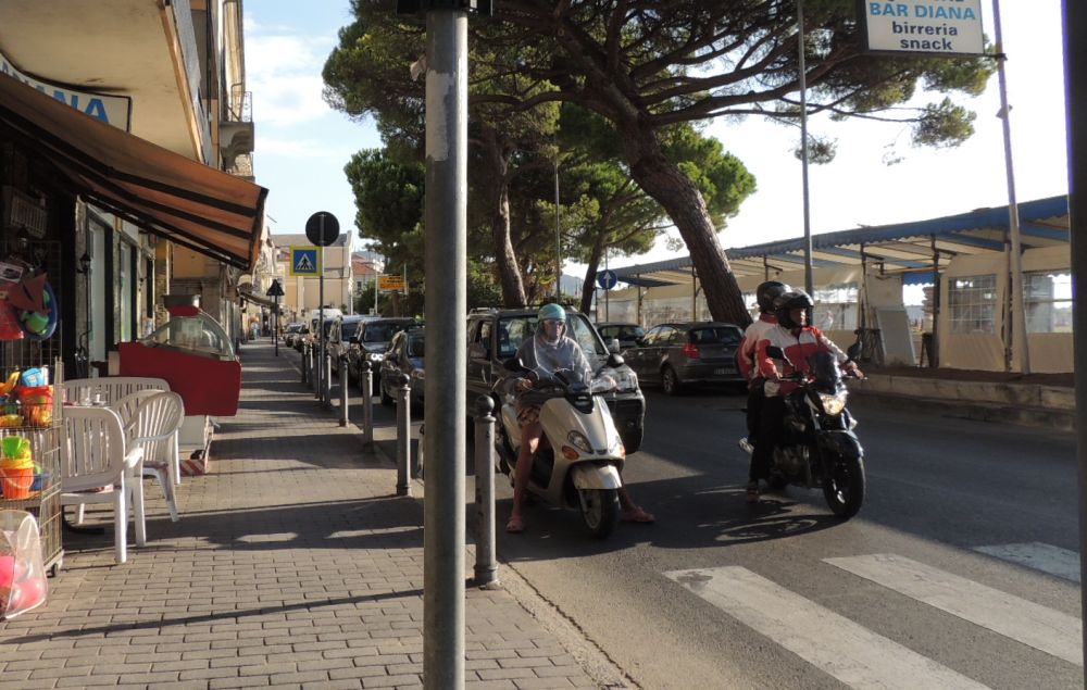 Un esperimento per valutare se fare una rotonda al posto del semaforo a Diano Marina, ma sorgono dubbi