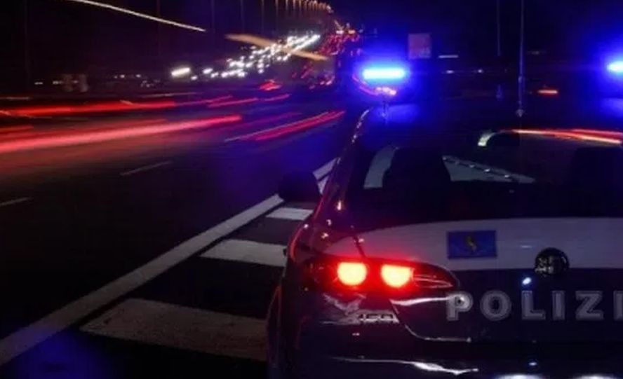 Ad Alessandria un’auto si ferma all’improvviso sulla corsia di sorpasso dell’autostrada, miracolosamente illesi gli occupanti