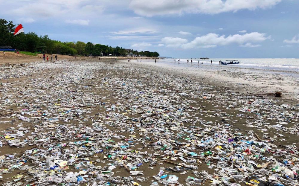 Bali, il paradiso invaso dalla plastica! E noi ci arrabattiamo per i due centesimi delle borse… Sì, forse è meglio Diano Marina…..