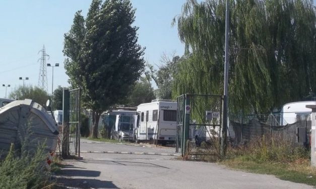 A Tortona i nomadi festeggiano un matrimonio sparando fuochi artificiali in cielo. Meno male che sono poveri…..