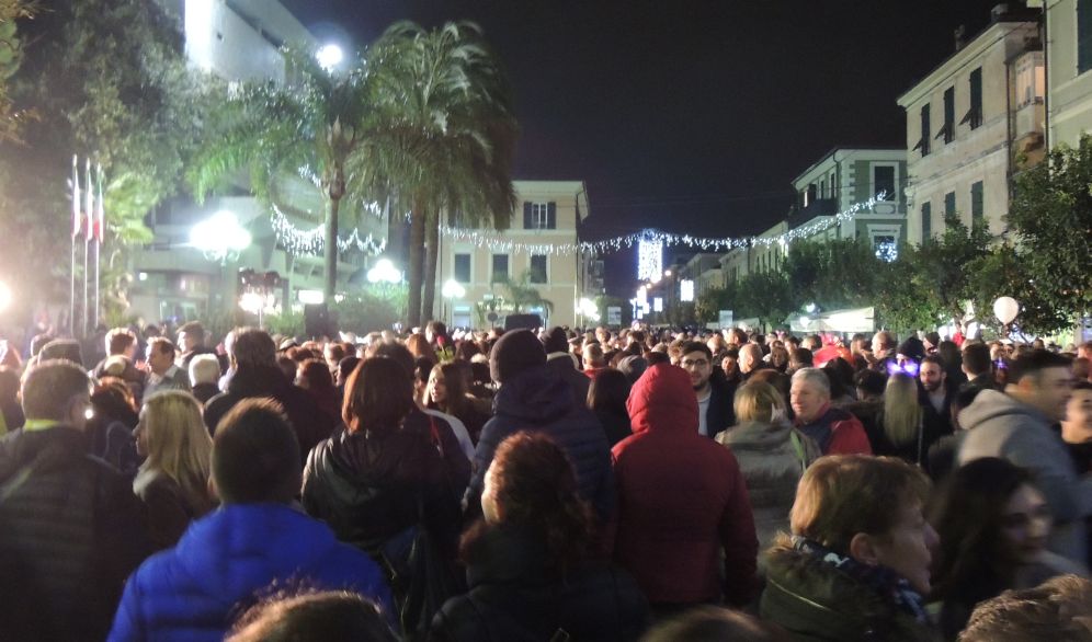 Le immagini del Capodanno a Diano Marina: tanta gente che balla, cammina per le strade, ride e si diverte. Un successo