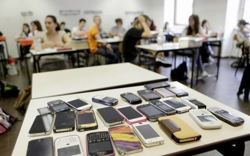 E’ giusto usare i cellulari a scuola anche per motivi studio? Oppure così “friggiamo” il cervello ancora di più ai nostri figli?