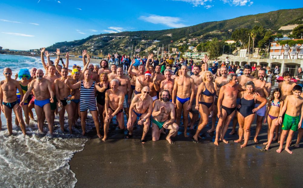 A Ospedaletti il Cimento invernale ha richiamato decine di tuffatori fra cui 8 minorenni e due ultra 80enni. Tutti i nomi