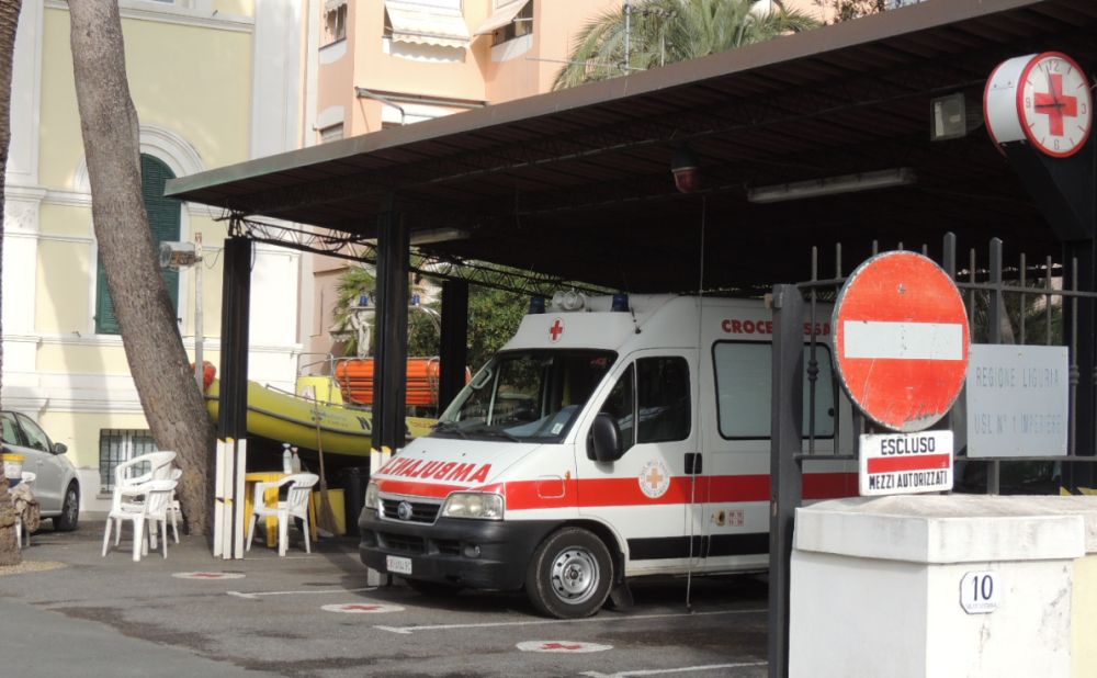 Fuori strada con l’auto a Diano san Pietro, ferita una donna
