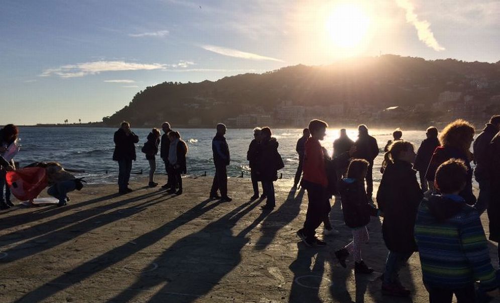 Mai così tanta gente a fine anno a Diano Marina con lungomare e centro storico affollati come non mai