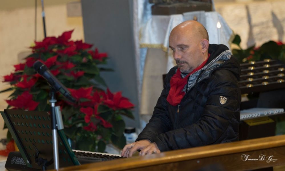 Il dianese Diego Genta in concerto con la compagnia “I Love You” nelle immagini di Tommaso Di Gennaro