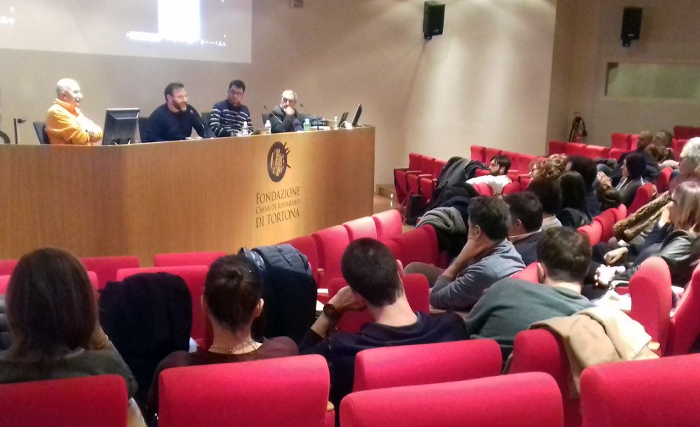 Tanti giovani a Tortona all’interessante incontro con Luca Ribuoli regista della serie televisiva “La mafia uccide solo d’estate”,