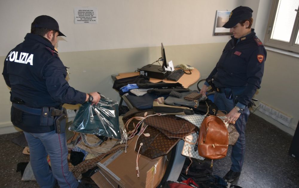 Merce contraffatta, ingenti sequestri al mercato di Ventimiglia