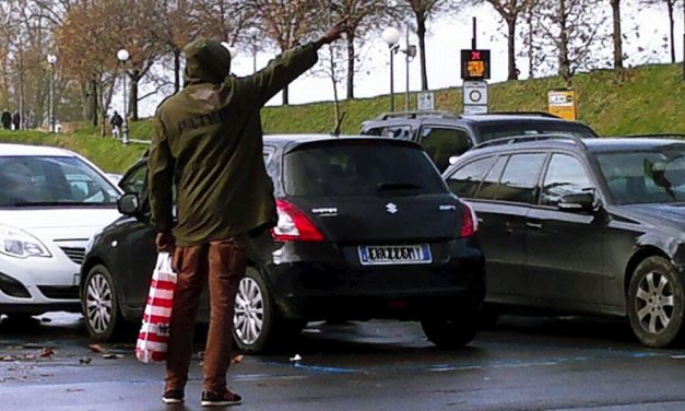 Novi Ligure, arriva la Polizia ed è un fuggi fuggi di parcheggiatori abusivi