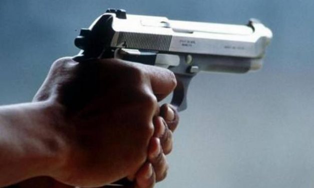 Giovane armato di pistola si aggira vicino ad una scuola di Voghera e finisce nei guai