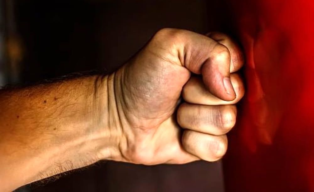 A Ventimiglia un sanremese ubriaco spacca il setto nasale ad un giovane perché non gli ha dato una sigaretta