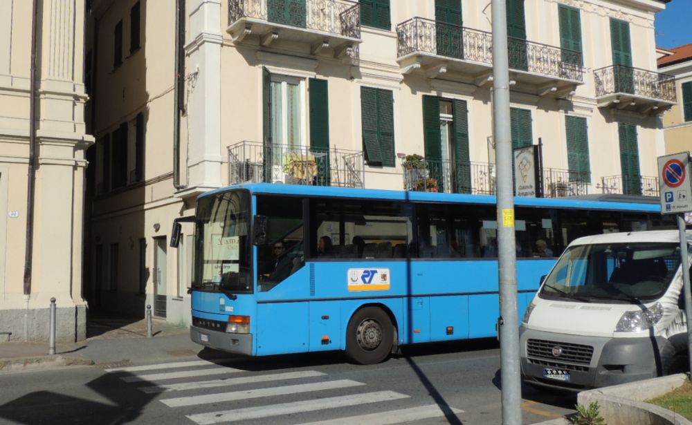 A Cervo e nel Golfo Dianese il pullman lascia a piedi decine di studenti. Riviera Trasporti si scusa: “Mezzi obsoleti”