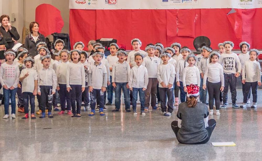 Tortona, tutte le immagini dei bambini della scuola Primaria Salvo D’acquisto che si sono esibiti nella recita natalizia