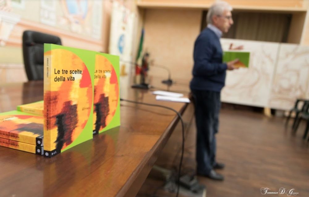 Le tre scelte della vita presentato a Diano Marina davanti a un pubblico interessato. “Arriviamo dopo ma scriviamo cose giuste e verificate”
