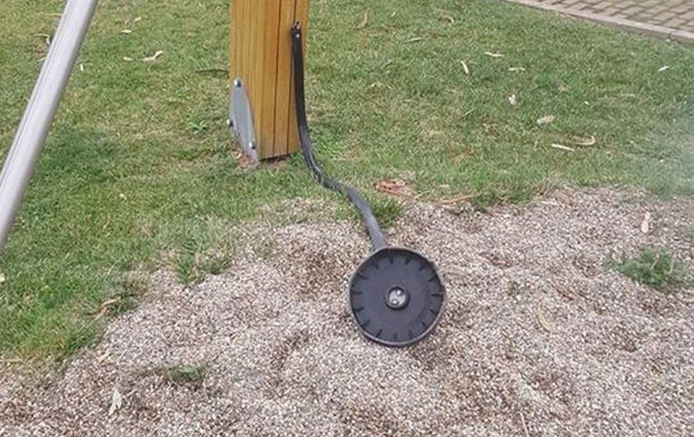 A Diano Marina un gruppo di adulti usa la giostra dei bambini e la rompe