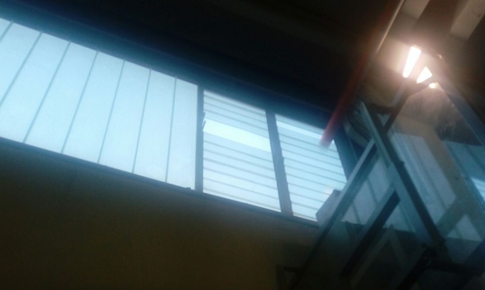 Alla palestra Coppi di Tortona il freddo entra dai vetri rotti e i bambini si ammalano. Il Comune: “Provvederemo con diversi interventi”