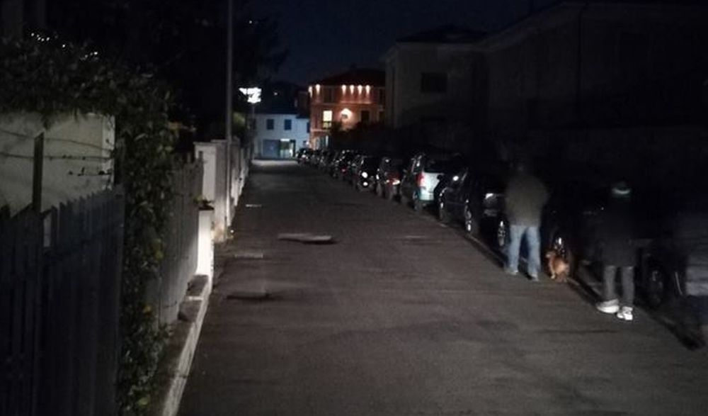 Oggi pomeriggio si risolvono i problemi di illuminazione in via Capocaccia a Diano Marina, al buio da giorni