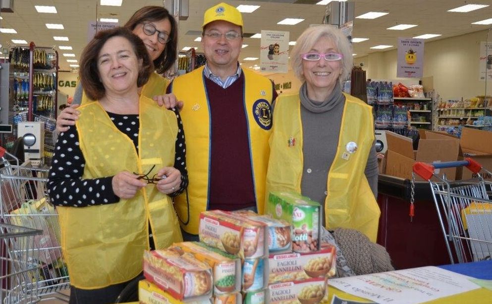 Successo della Raccolta alimentare del Lions di Tortona per i poveri e il Cottolengo. Le immagini