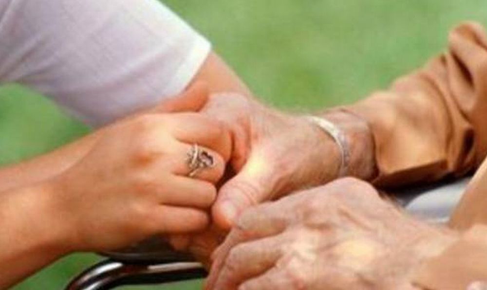 Anziani soli aiutati dai vicini nel Golfo Dianese, stanziati 7 mila euro per continuare l’opera di aiuto