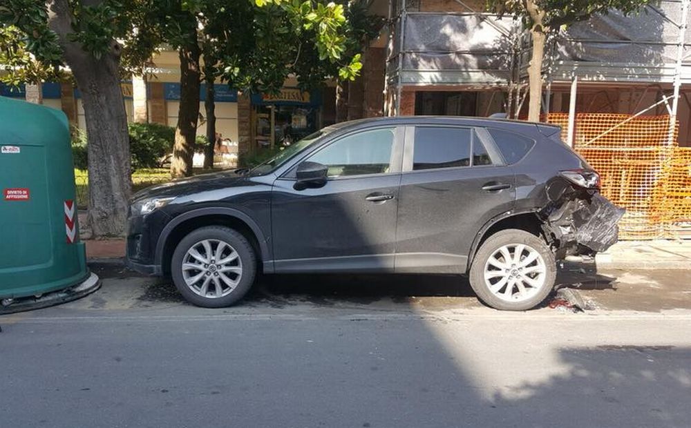 Un post su Facebook: si cerca il pirata della strada che ha danneggiato questa auto a Diano Marina