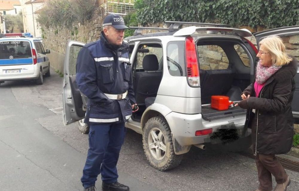 I Vigili Urbani di Diano Marina hanno avviato indagini per individuare il ladro di quest’auto che ha danneggiato un’altra auto in sosta
