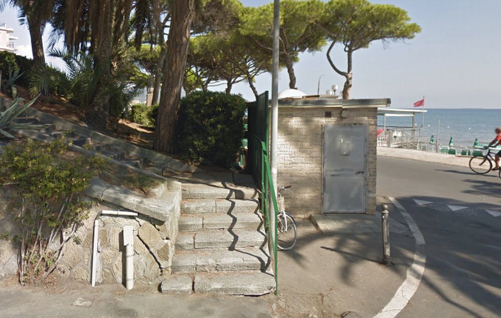 Allarme di una moglie a Diano Marina che teme il marito sia morto dentro questi bagni pubblici, intervengono i pompieri e….