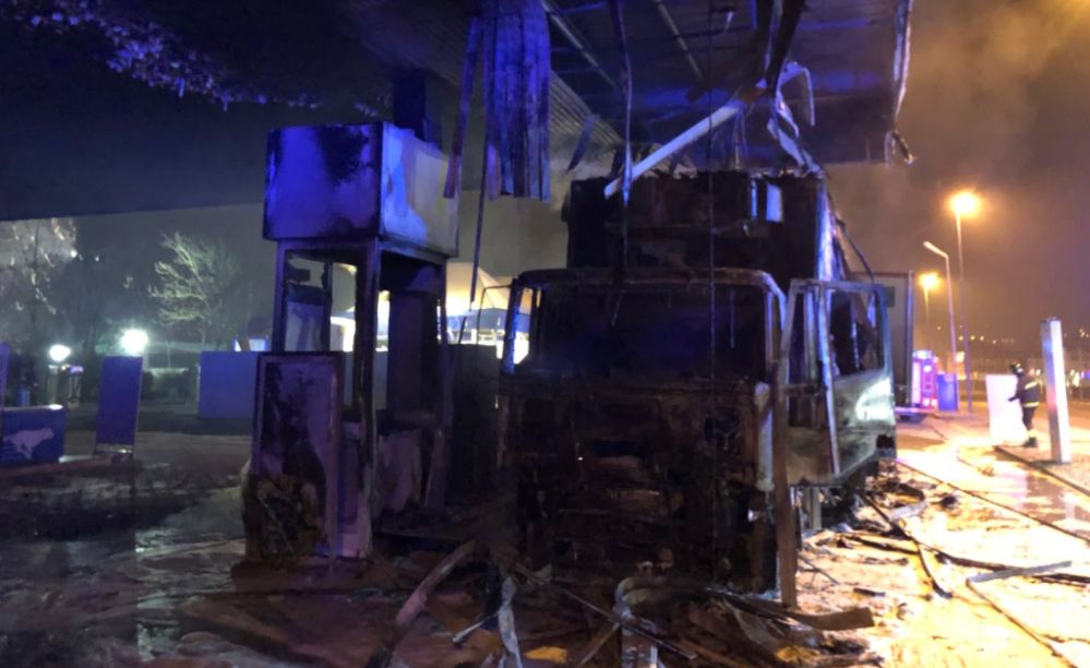 Le immagini del Camion bruciato stamattina sulla piazzola del distributore Esso